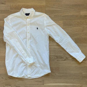 Ralph Lauren Skjorta - Vit med marinblå logotyp | Nyskick, inga defekter | Storlek M slimfit | Modell är 183 cm och 75 kg | Vid eventuella funderingar så är det bara att höra av sig!