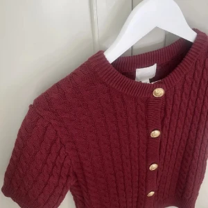 Slutsåld HM kofta  - TRYCK INTE BARA PÅ KÖP DÅ JAG KAN HA ANDRA BUD! 😊Säljer nu den slutsålda hm koftan. Den passar folk som har 164. Säljer p.g.a att den var för liten.