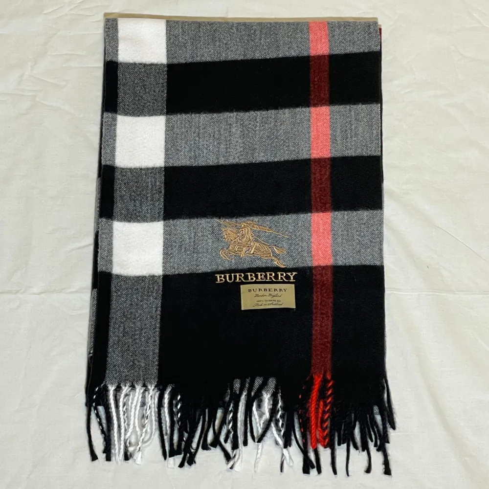 Burberry halsduk i nyskick. Storlek:180*65cm. Accessoarer.