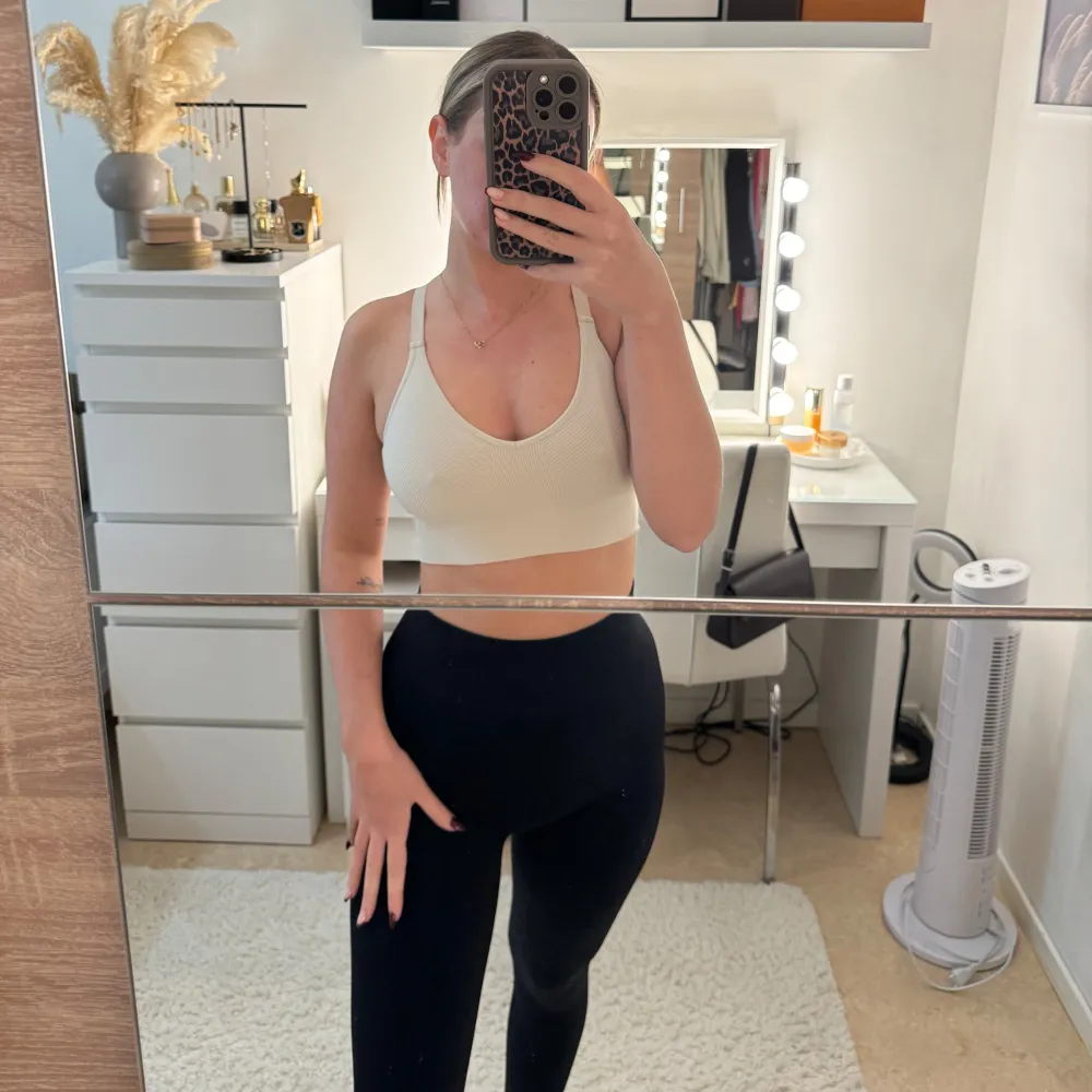 Säjer denna crop top i storlek S , aldrig använd. Passar perfekt till träning. . Sportswear.