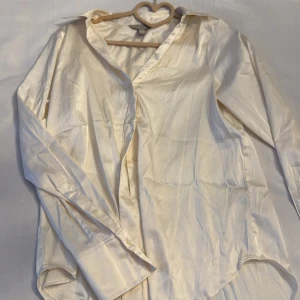 Vit sidenblus - Elegant vit blus i siden. Knappt använd som ny 