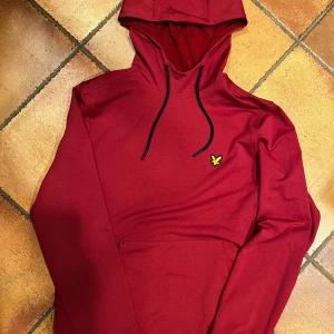 Röd hoodie från Lyle & Scott - I fint skick, knappt använd. 