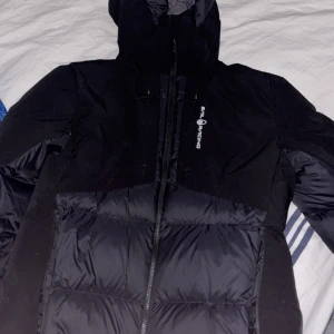 Sail racing - Super fin jacka i helt nytt skick. Köptes på nk. Kan gå ner i pris vid snabb affär