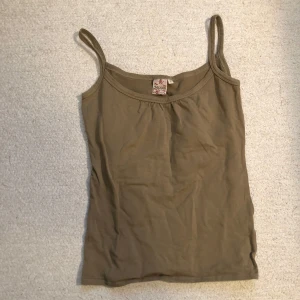 Grönt linne från Indiska - Säljer detta dina linne från Indiska eftersom det inte passar mig längre. Men den är jättefin och passar bra till både jeans och kjol.