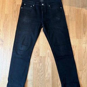 Svarta jeans från A.P.C. - Snygga svarta jeans från A.P.C. i modellen Petit Standard. Bra skick! 