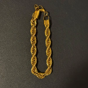 Cordell armband - Guldplaterad cordell armband. Längd: 21cm | 8mm | Vikt: 29g. 