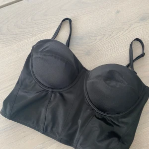 Svart korsett topp - Svart korsett topp i storlek S, passar mig med C kupa. Använd två gånger💗