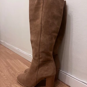 Bruna mockastövlar med klack - Snygga bruna stövlar i mocka med klack. Aldrig använda, st 37