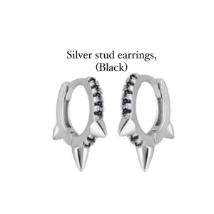 Silvriga örhängen med svarta detaljer - Snygga silvriga örhängen med svarta detaljer och nitar.  165/paret, 925 sterling silver 🎀