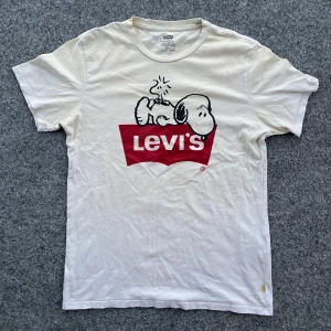 Levi’s snobben t-shirt  - Levi’s snobben t-shirt. Använt skick. Storlek: S. Hör av er vid eventuella frågor!!