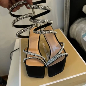 Svarta klackskor med strassdetaljer  - Helt nya 