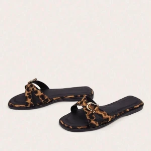 Sandaler - Sandaler med leopardmönster och gulddetalj på remmen. Nytt