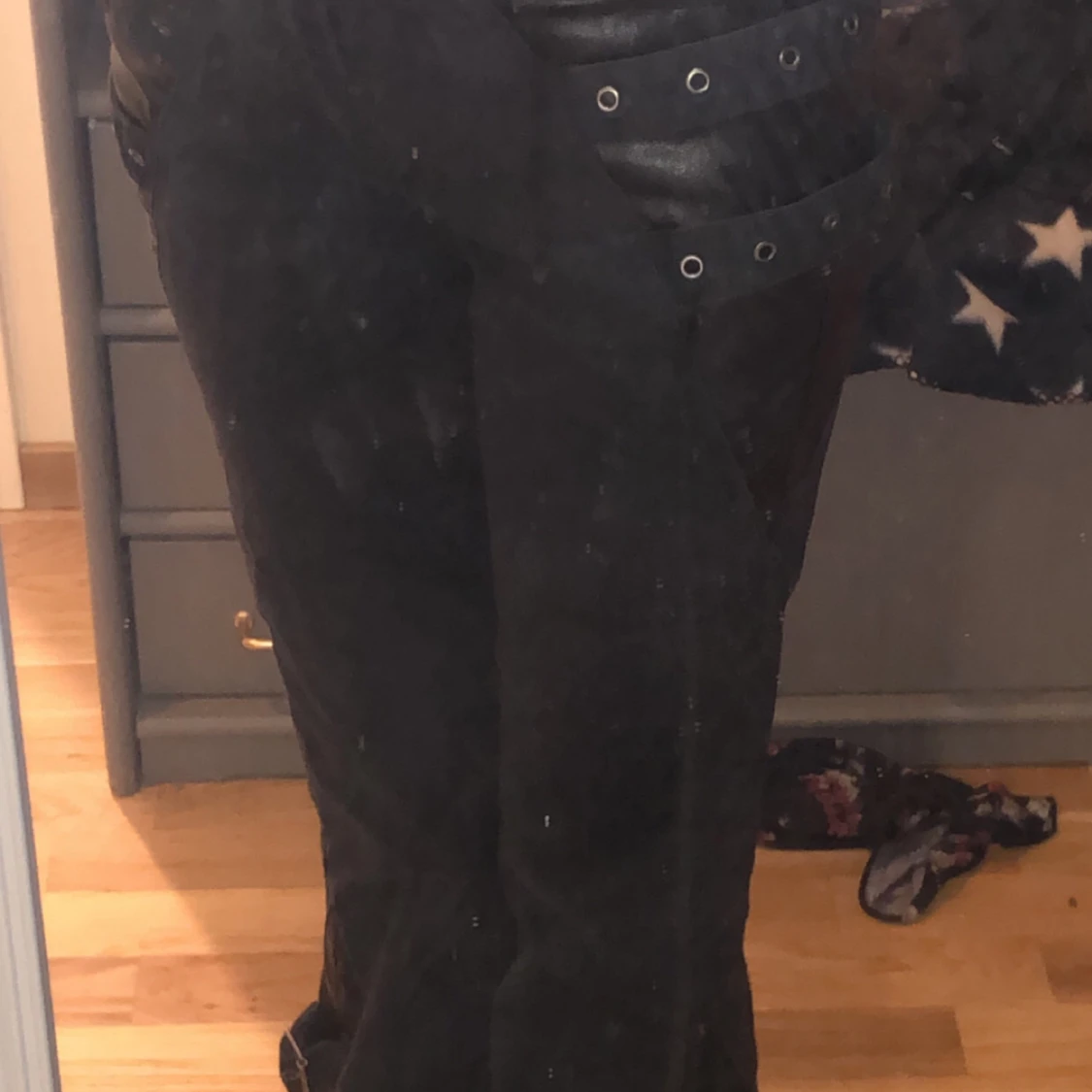 Svarta byxor med remdetaljer - 90