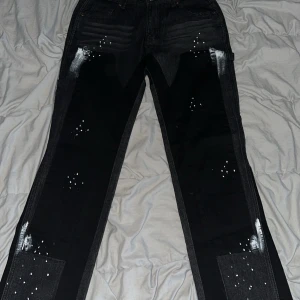 Svarta flate jeans oanvända - Snygga svarta oanvända flare jeans perfekta för usa still.