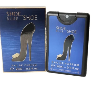 Shoe Blue Shoe Eau de Parfum - En elegant Eau de Parfum i en kompakt 20 ml flaska. Förpackningen har en stilren design med en högklackad sko i guld mot en blå bakgrund. Perfekt för att bära med sig i väskan för en snabb uppfräschning. Har använt 3-4 ggr så nästan ny! Original pris är 60.