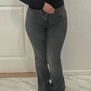 Grå jeansbyxor - Snygga grå jeansbyxor med en klassisk design från Bershka. De har en normal passform och är perfekta för en avslappnad stil. Byxorna har en rak siluett och är tillverkade i ett slitstarkt material. Jenssen är ifrån Bershka köpte de i höstas men efter min viktnedgång är de tyvärr för stora för mig. Vet inte exakt vad modellen heter men de är lågmidjade bootcut jeans. Köpte för 439 kr och säljer för 349 då jag inte har haft en användning av de alls. 