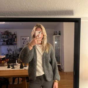 Grå stickad kofta - Mysig fluffig grå stickad kofta med lång ärm. Använd fåtal gånger! Storleken är XS/S ❤️