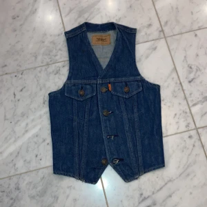 Jeansväst - Cool jeansväst från Levi’s, cool att ha som väst eller som topp