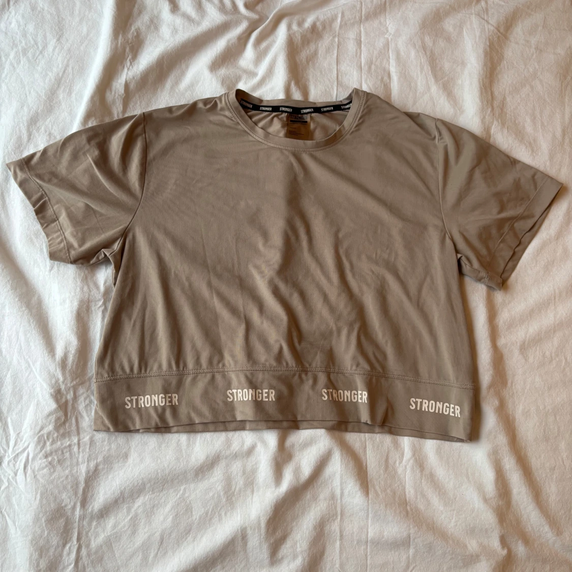 Croppad beige t-shirt från Stronger