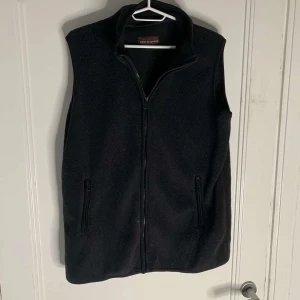 Fleece väst - Svart fleeceväst i bra skick utifrån att den är lite dammig vilket går att ta bort. Hör av er vid funderingar. Allt gott // Armadio💫