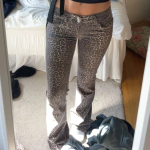 Leopardmönstrade byxor - Snygga leopardmönstrade byxor med låg midja och bootcut-stil. Väldigt bra skick!