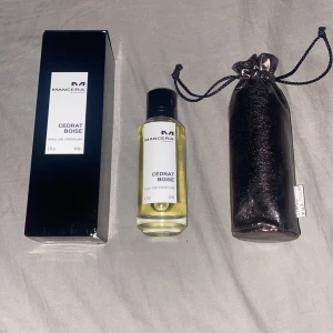 Mancera Cedrat Boise Eau de Parfum 39/60ml - 🛑gamla bilder på annonsen mängd stämmer inte med bilder på annonsen utan att de är 40/60ml kvar!!!🛑.   Säljer en flaska Mancera Cedrat Boise Eau de Parfum. Parfymen kommer i en påse samt stilren svart box, batchkoden är på bild 5 😄, de är ca 39/60ml kvar i denna fina doft som passar perfekt för folk som gillar fräscha citrusdoftande parfymer.
