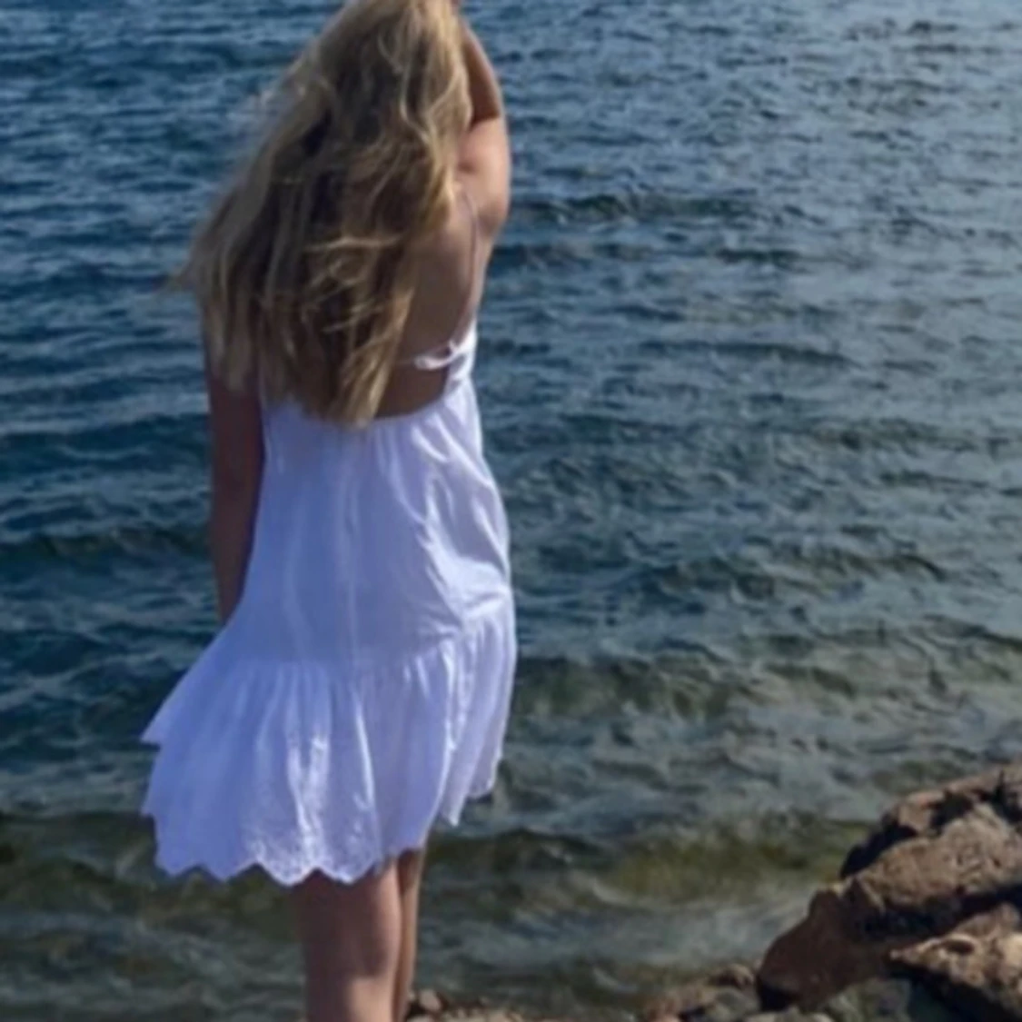 Vit sommarklänning med volang - 90