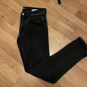 Svarta replay jeans  - Säljer ett par riktigt feta replay anbass jeans som är svarta och riktigt populära nu, dom är i storlek 31/32 och är slim-fit. Säljer dom pågrund av att ja fick dom i present men dom blev försmå snabbt så har kanske har använt dom mellan 5-10 gånger så dom är i toppen skick finns de några övriga frågor o funderingar är de bara att höra av sig🤗🙌