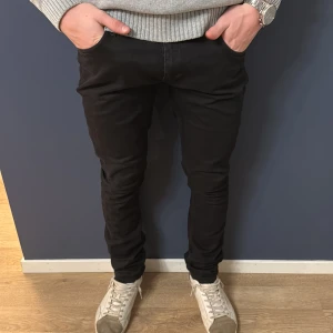 Svarta jeansbyxor - Snygga svarta jeansbyxor med en tight passform. De har en klassisk design med fem fickor och en dragkedja. Perfekta för en stilren look. Har ändats testat dom var förstora för mig org pris är 1800kr mitt pris är 699kr