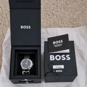HugoBoss klocka ev byte - Hugo Boss med svart urtavla och silverfärgade detaljer. Klockan kommer i originalförpackning kan bytas mot förslag
