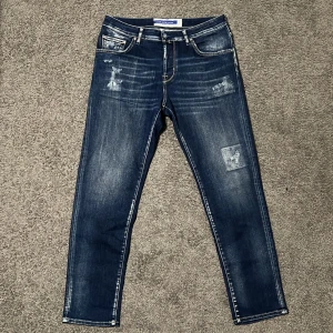 Jacob Cohën Jeans - Säljer nu ett par riktigt snygga blåa jeans med slitningar från Jacob Cohen i storlek 34 för endast 1299kr! Kan även passa storlek 32 och 33. Pris är ej hugget i sten hör av er i dm vid funderingar 🙌