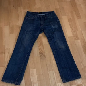 Blåa petroff jeans  - Säljer ett par klassiska blå jeans från Petroff. De har en rak passform och är tillverkade i slitstarkt denim. Perfekta för en avslappnad stil.