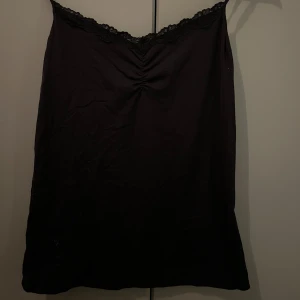 Svart spets linne från Victoria secret Pink - Svart från Pink med spetsdetaljer vid halsringningen. Köpt i USA - står L som storlek men passar mer som M, och även jag som har S kan bära den.