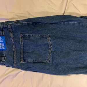 Blå jeans från Big Boy - Säljer ett par klassiska blå jeans från Big Boy. De har en rak passform med hög midja och en snygg broderad detalj på fickan. Perfekta för en avslappnad stil.