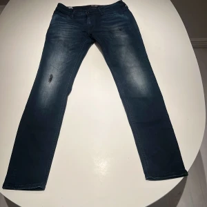 Jack & Jones jeans - Säljer nu dessa tvär feta jeans från Jack & Jones då jag inte använder dom. Modellen är skinny fit/liam och jag skulle säga att de är sällsynta då jag inte har sätt dom innan! Passar till allt och passar dig som är ca 175-180. Hör av er vid frågor och funderingar✅