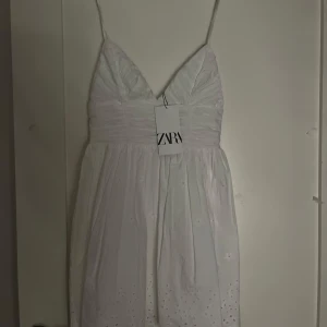 Vit sommarklänning Zara - Totalt oanvänd💗Nypris 400kr