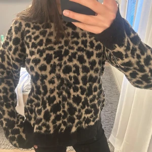 Leopardmönstrad stickad tröja - Säljer en snygg, bekväm och trendig leopardmönstrad stickad tröja från NAKD. Säljer pågrund av att den inte kommer till användning😔Köpt på Sellpy och använd av mig cirka 3 gånger! Passar mig bra som brukar ha S!💖💖