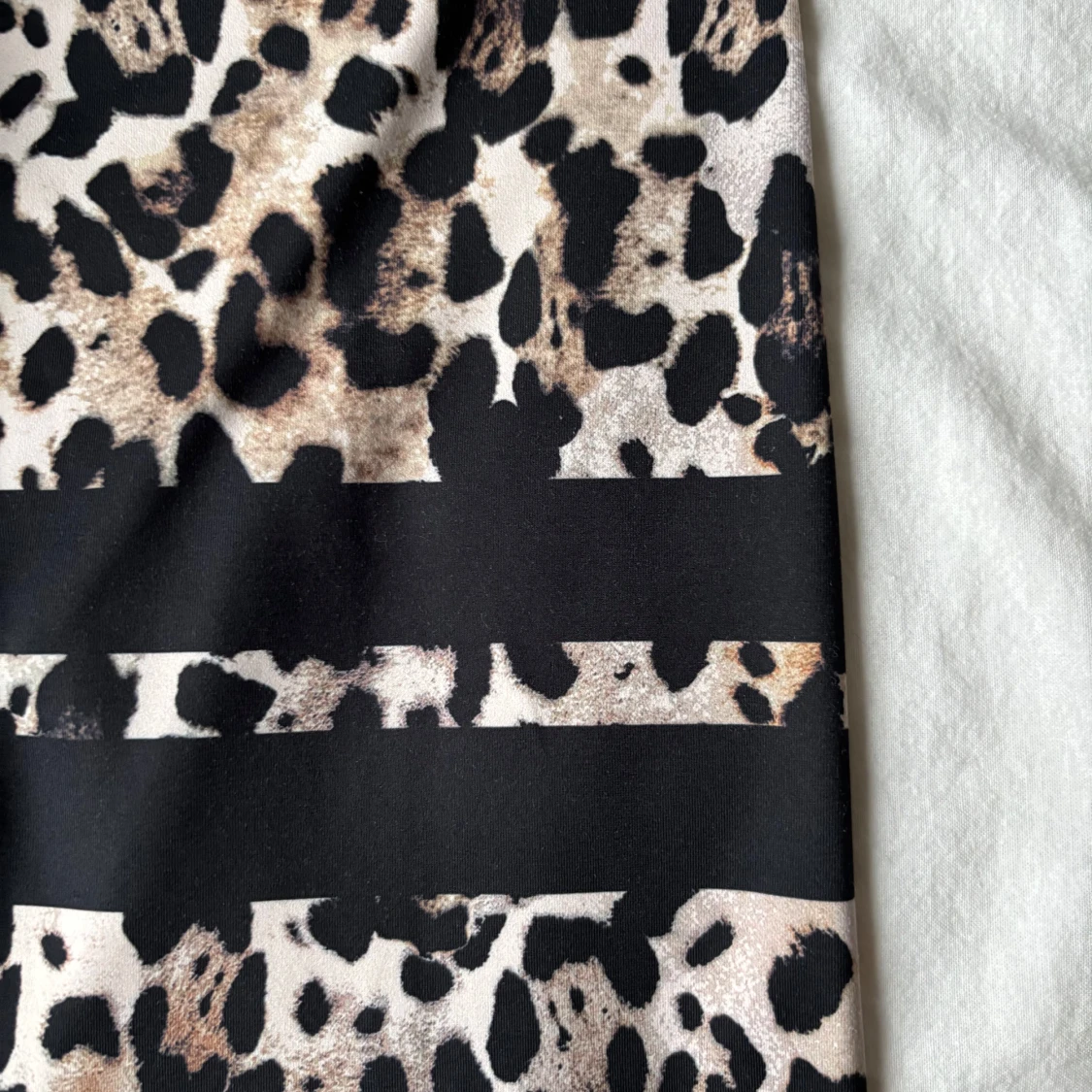 Leopardmönstrade tränings tights från Stronger - 91