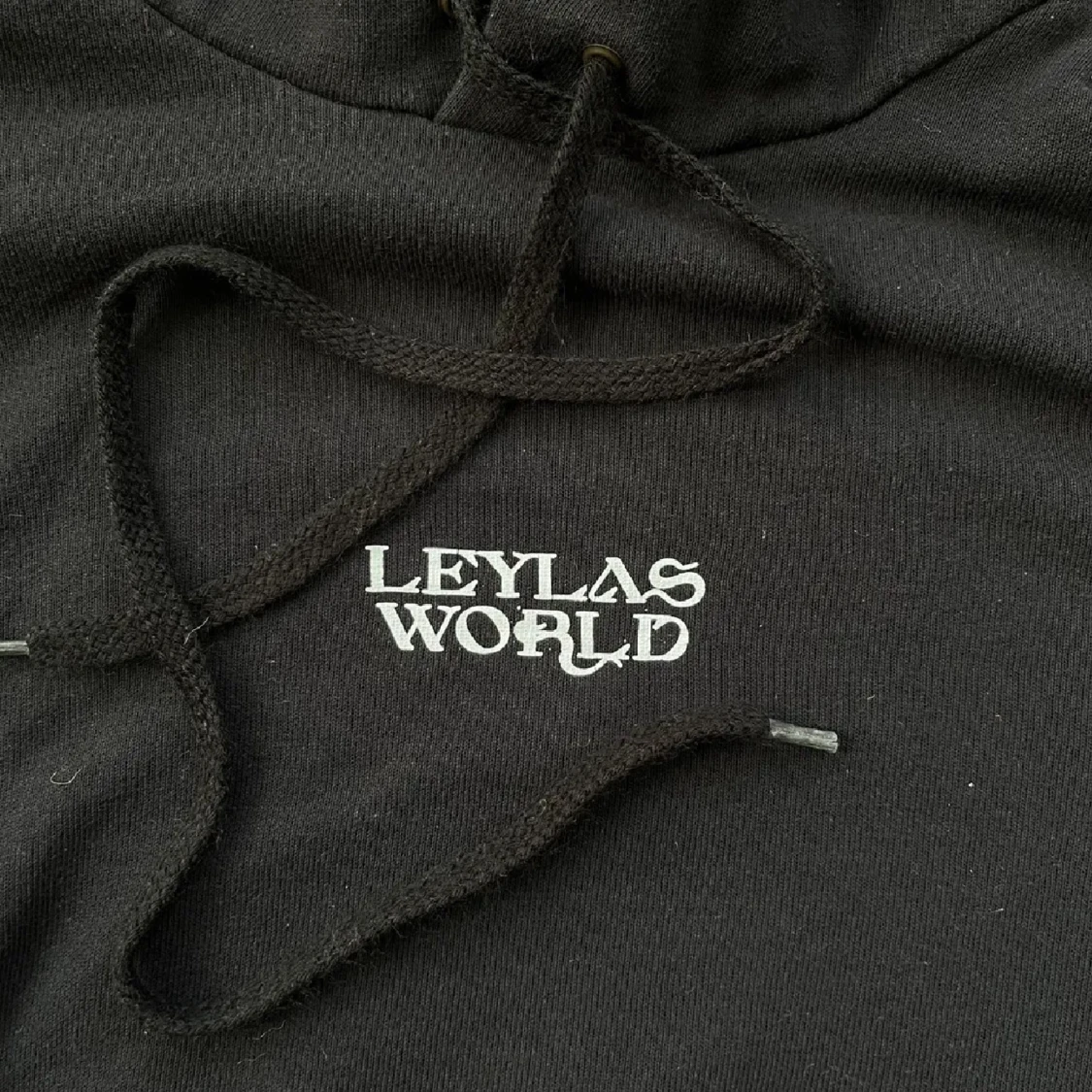 Antwan hoodie med Leylas World-tryck - 90