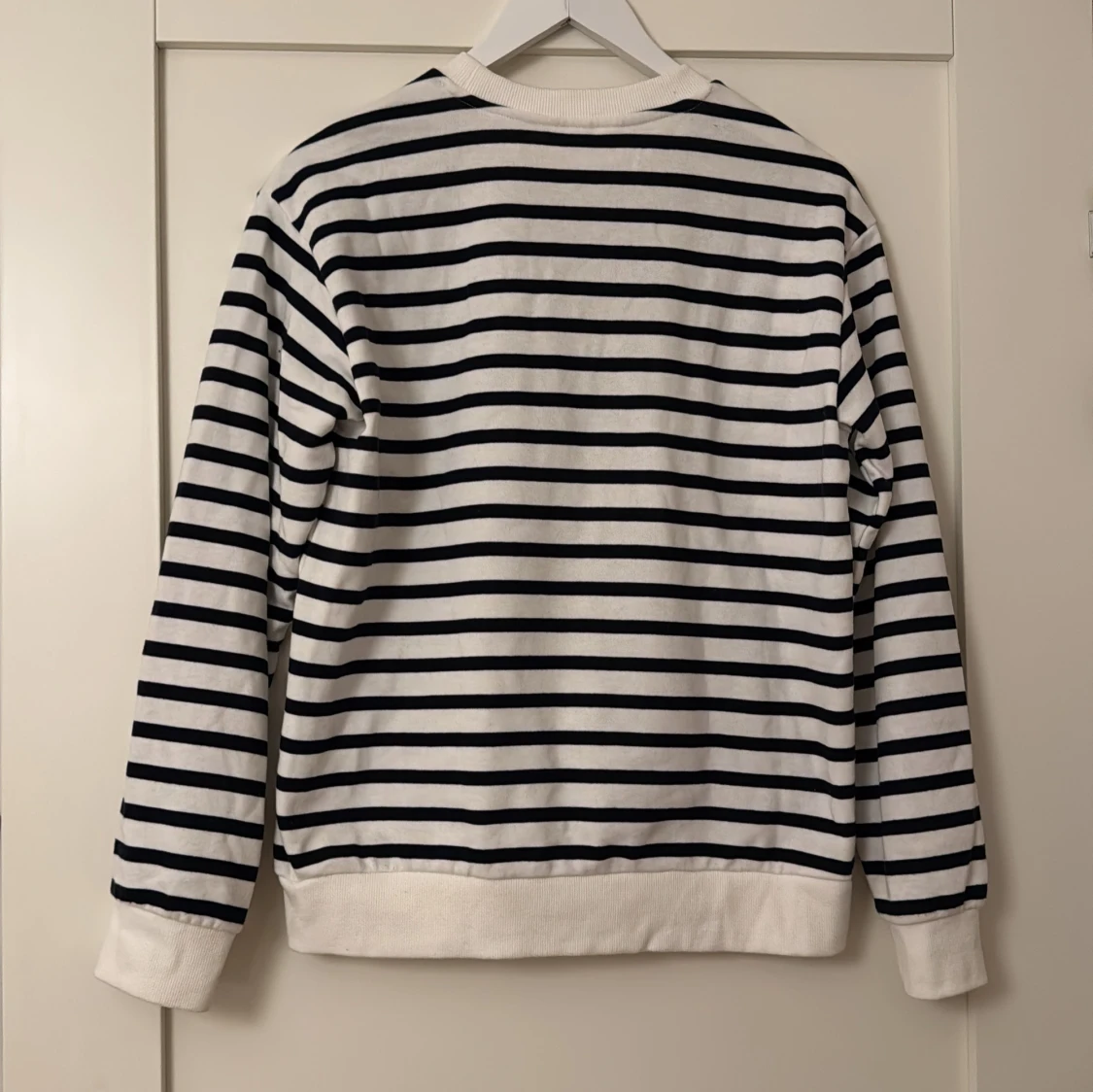 Randig tröja i svart och vit - 90