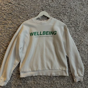 Vit sweatshirt med grön text - Vit sweatshirt🤍