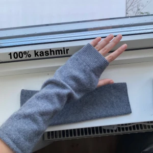 100% kashmir handledsvärmare  - Egen sydda 100% kashmir handledsvärmare/torgvantar i en fin beige färg. Vantarna är jätte mjuka och har inga defekter, perfekta nu till kylan😊Jag har själv sytt de och kashmir är ett svårt matrial att jobba med så ta det i åtanke och pruta gärna inte😅🙏🏻 Nya 100% kashmir vantar kostar ca 700 kr men här får ni för halva priset!!❤️ SÄLJER FLER, även i beige! (Sista bilden ser man en lapp där det står 100% kazmir som är materialet tröjan är sydd av)😊