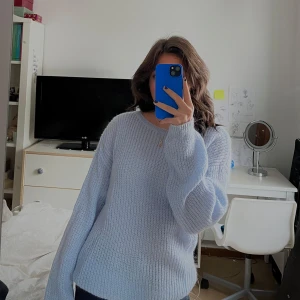 Stickad tröja - Superfin ljusblå stickad tröja från H&M🩵Aldrig använd. Strl L för oversize fit 