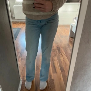 Ljusblåa Zara jeans - Säljer ett par ljusblåa jeans. Jeansen har en knapp och dragkedja framtill. De är från Zara och endast använda kanske 3-4ggr. Jag har sytt upp dem så de sitter bra på mig som är 160cm.🥰