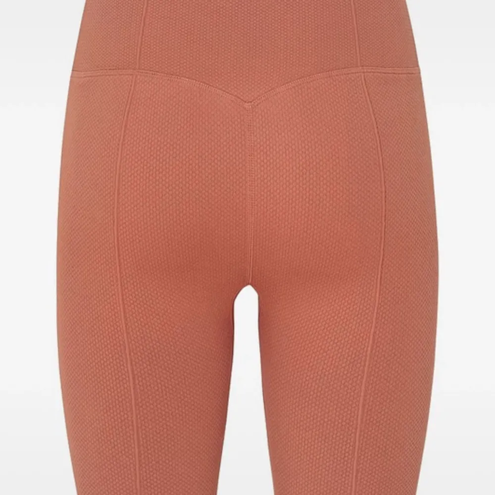 Snygg och bekväm rostfärgad träningstopp med lång ärm och ribbad struktur. Perfekt för gymmet eller yoga. Toppen har en tight passform och är tillverkad i ett stretchigt material för optimal rörelsefrihet. Samma med tränings tightsen. Använda en gång och är i nyskick. Märke Aim’n. Stl M i båda delar. . Sportswear.