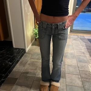 Lågmidjade bootcut jeans - Jättesnygga jeans från only, är i storlek xs och sitter som W27/L32 modellen är 166cm💕 kom privat för fler frågor/mått😊