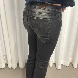 Lågmidjade Lee jeans bootcut - Coola Lee jeans med snygga slitningar!!🤩midjemått 39 cm innerbenslängd 82 cm M