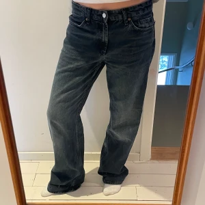 Jeans zara  - Snygga jeans i svart/blå färg storlek 40. Säljer då jag har två par! Väldigt sparsamt använda men lite slitna på vänster kant, köpte för 400kr💕