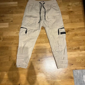 Beige cargobyxor från Bershka - Snygga beige cargobyxor från Bershka, använda få gånger 