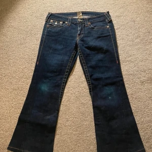 Mörkblå jeans från True Religion -  mörkblå jeans från True Religion. Midjemått:44cm och inbenslängd:64cm. storlek 30